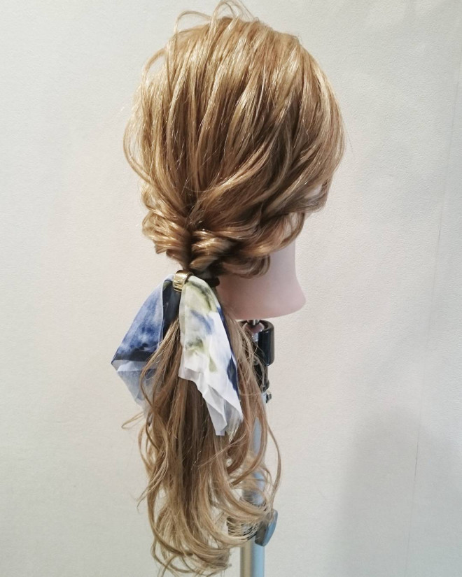 スカーフ付きゴムを使ったアレンジ ヘアアレンジをもっと自由に楽しく Mogi スカーフ付きゴムを使ったアレンジ ヘアアレンジをもっと自由に楽しく Mogi