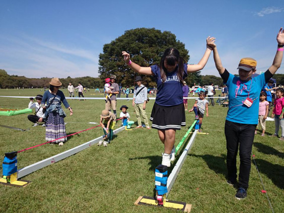 エクスエイラーによる スラックラインでバランス感覚を体験できます 体験は10月27日のみ Active Kids Festa エクスエイラーによる スラックラインでバランス感覚を体験できます 体験は10月27日のみ Active Kids Festa