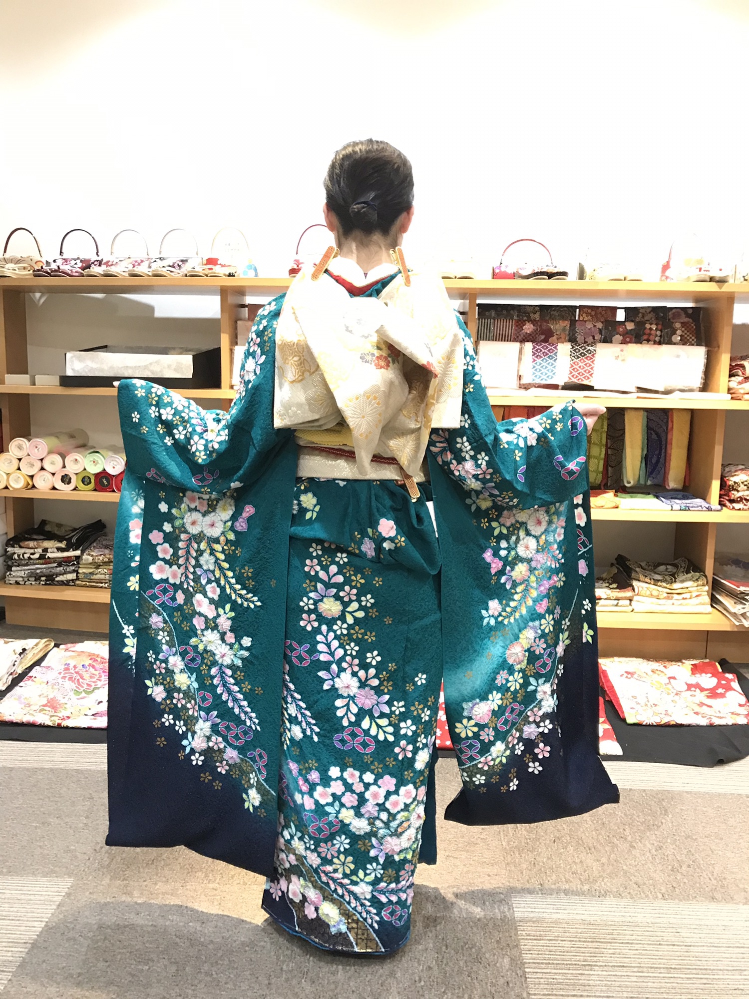 豪華 濃く深い緑からエメラルドグリーンの染め分け 辻ヶ花訪問着 作家物落款あり K様のエメラルドグリーンの辻ヶ花♪ | 振袖・着物の専門店 静岡市「和