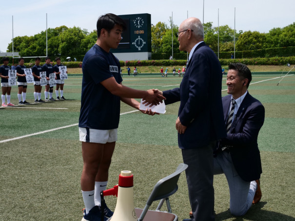 19年度新入部員43名 Drfcより練習用ジャージを贈呈 同志社ラグビー あ ら か る と 19年度新入部員43名 Drfcより練習用ジャージを贈呈 同志社ラグビー あ ら か る と