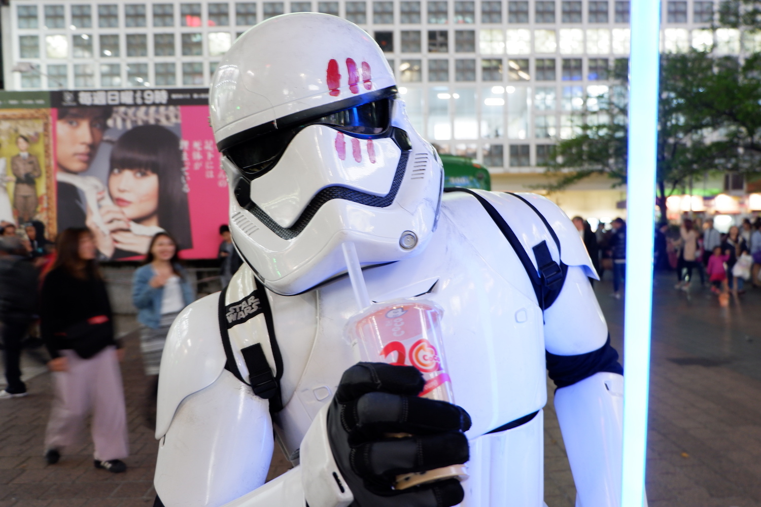 渋谷にCoCoのタピオカミルクティーを持った、ストームトルーパー出没中