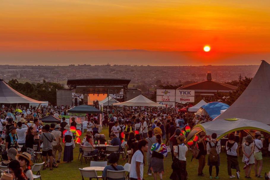 【ホットフィールド】美しい夕日と音楽を自由なスタイルで楽しむ。 フリーペーパー DEAL（ディール）