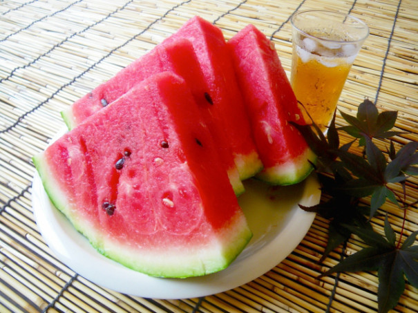夏の風物詩 スイカ は食べる日焼け止め 再春館製薬所 公式ブログ おうち漢方