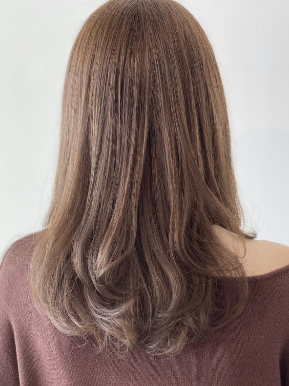 アッシュベージュ ゆるふわセミロングでアンニュイな雰囲気に 松山市にある美容室 Frames Hair Design フレイムスヘアデザイン アッシュベージュ ゆるふわセミロングでアンニュイな雰囲気に 松山市にある美容室 Frames Hair Design フレイムスヘアデザイン