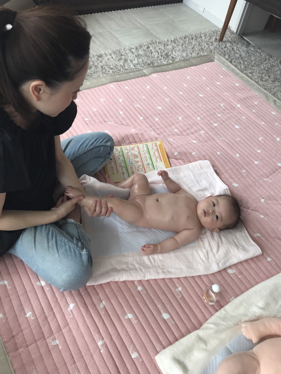 4ヶ月の赤ちゃんとママ Dear Baby ベビーマッサージ 千里中央駅前教室