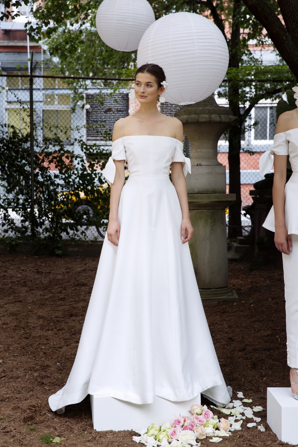 2019SSウェディングドレスのスリーブはオフショルダー系で！ | Wedding