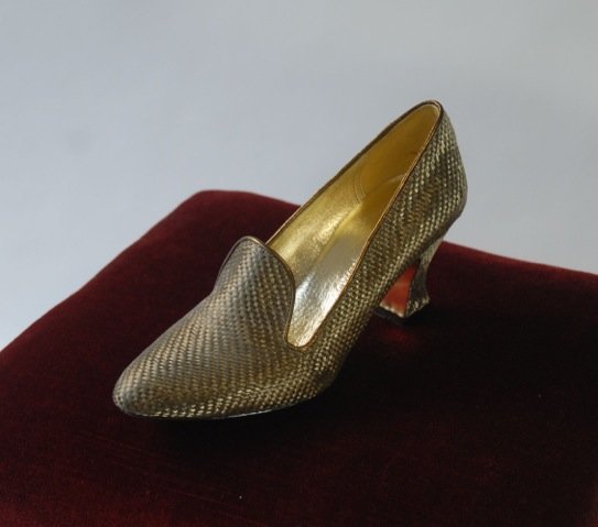 ついに 世界初 黄金に輝くガラスの靴 が完成 プリンセスミュージアム