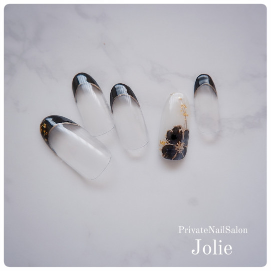 おしゃれ度が上がる 黒のお花ネイル 夏ネイルデザイン プライベートネイルサロンjolie