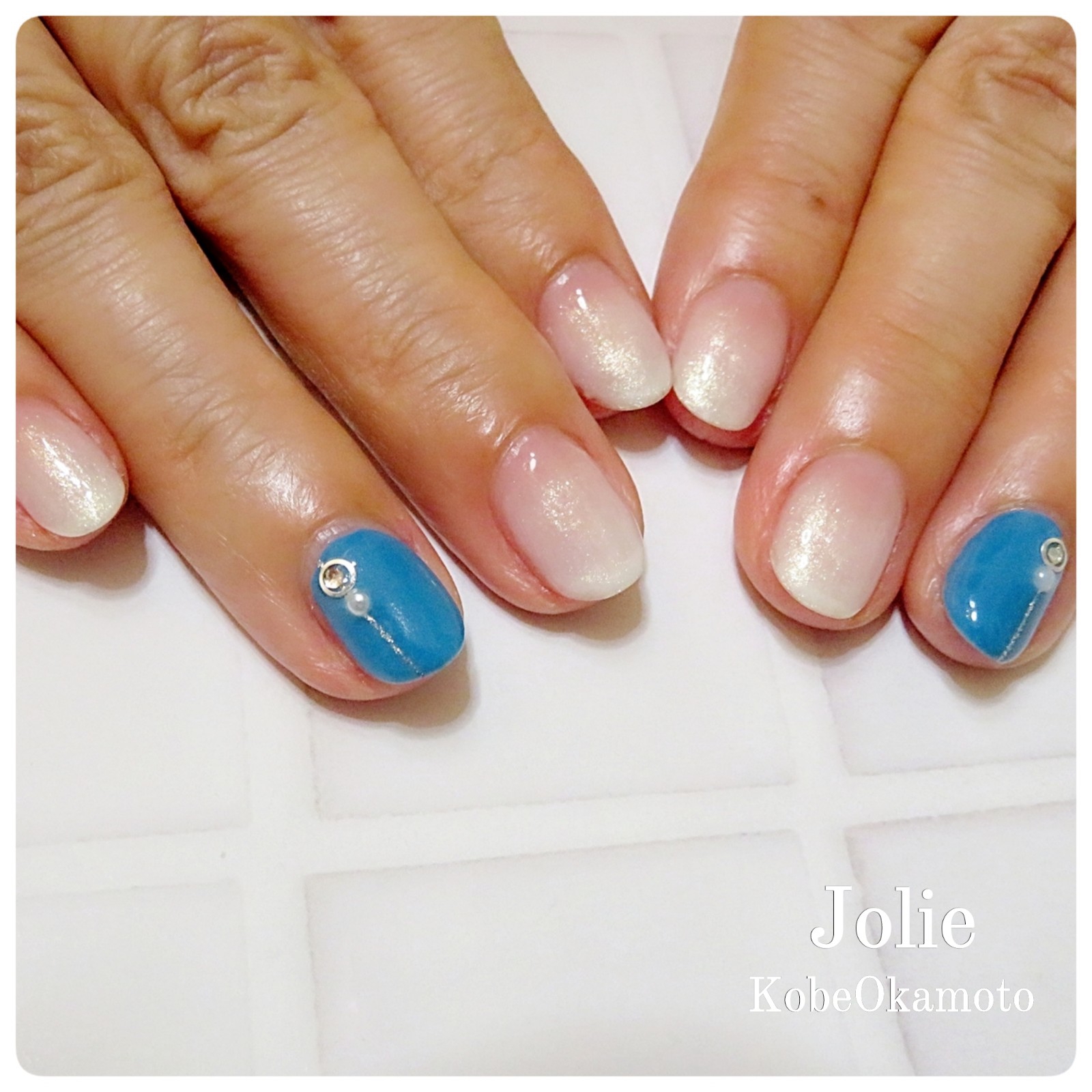 差し色ブルーですっきりとした印象に♪白のグラデーションネイル 