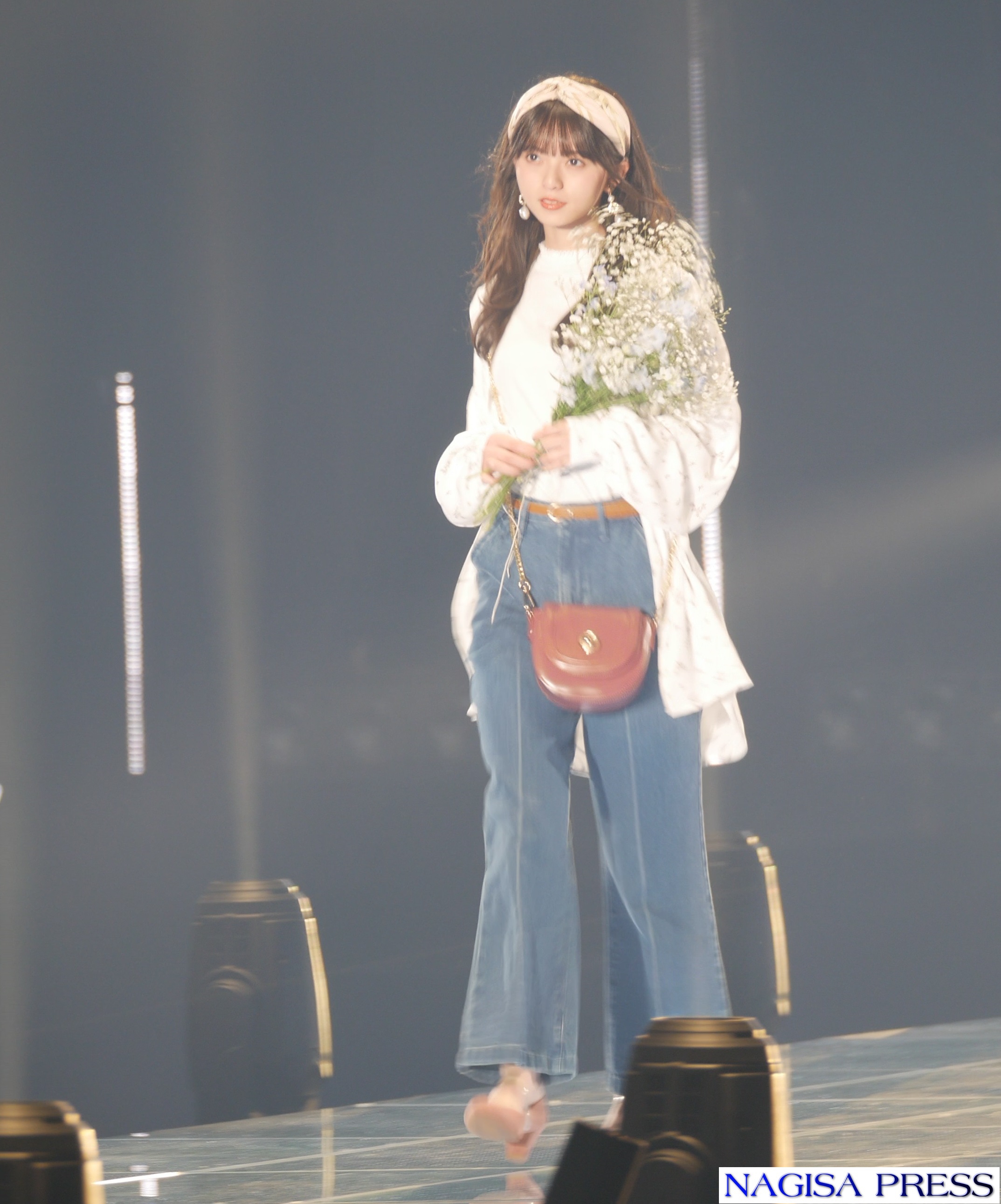 乃木坂46齋藤飛鳥、春らしい爽やかなスタイルでランウェイに登場 