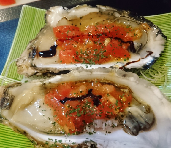 隣りの客はよく牡蠣食う客だ しろしへようこそ 金町の一軒家居酒屋 しろし 隣りの客はよく牡蠣食う客だ しろしへようこそ 金町の一軒家居酒屋 しろし