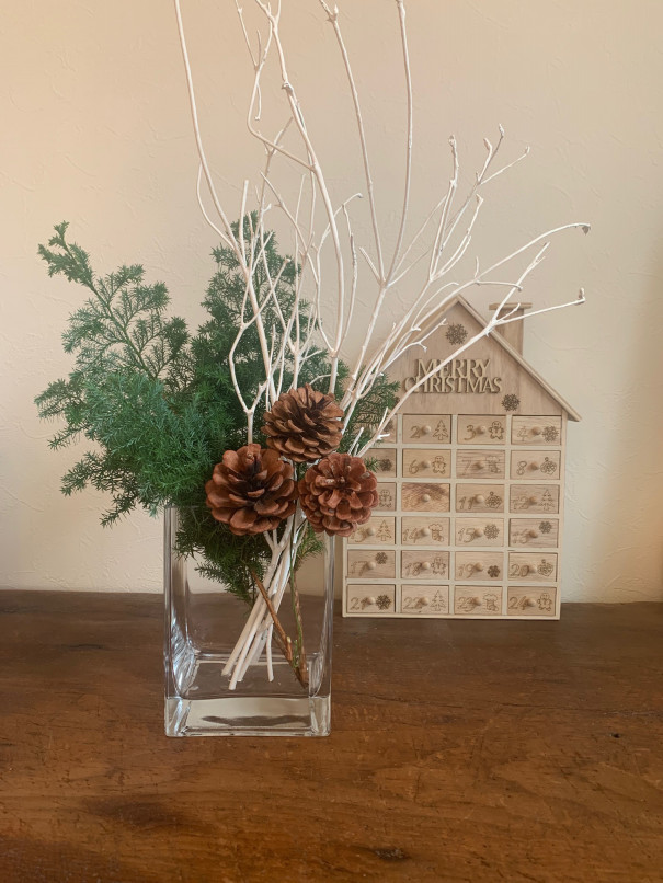 暮らしの中のお花 少し大人っぽさを演出して 枝物や実物を取り入れた落ち着いたトーンのクリスマスアレンジ ムクリ Mukuri