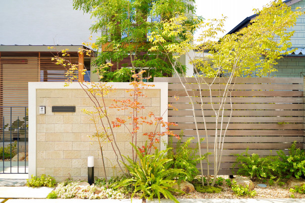 暮らしのインテリア それまでに無かった感情を育ててくれる 四季を感じ楽しみがふえる庭と外構 自然素材の家で暮らす Teruru さん ムクリ Mukuri