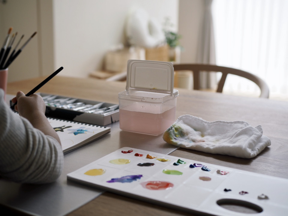 あの人の暮らしが素敵な理由 後片付けのハードルを下げて 特別な絵の具遊びを楽しむ こどもと過ごす冬のおうち時間 Ak Ie Ie さん ムクリ Mukuri