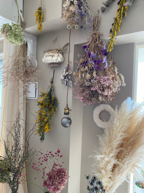 あの人の暮らしが素敵な理由 世界観が現れる森のようなリビング ドライフラワーに囲まれた暮らし Mocha Hさん ムクリ Mukuri