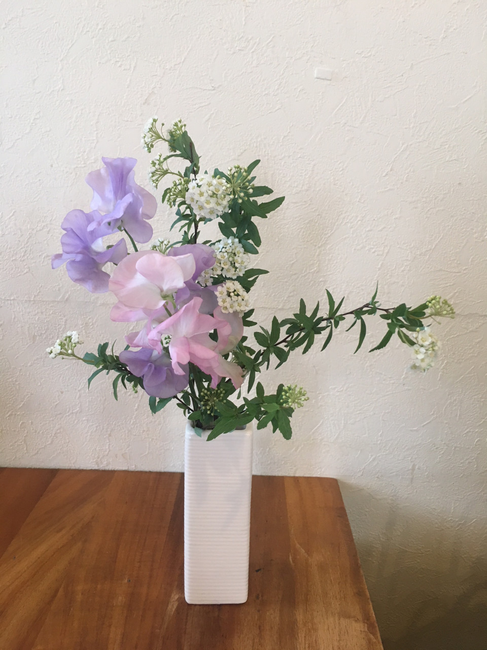 暮らしの中のお花 一足早くお部屋の中に春を感じられるアレンジメント 一輪でつくる花のある暮らし スイートピー ムクリ Mukuri 暮らしの中のお花 一足早くお部屋の中に春を感じられるアレンジメント 一輪でつくる花のある暮らし スイートピー ムクリ Mukuri