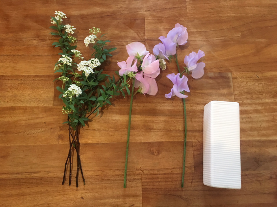 暮らしの中のお花 一足早くお部屋の中に春を感じられるアレンジメント 一輪でつくる花のある暮らし スイートピー ムクリ Mukuri