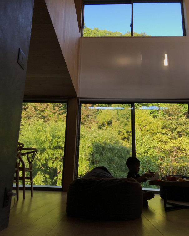 暮らしのインテリア ロケーションを最大限に活かし 五感が満たされるスッキリとした暮らし 自然や季節を感じられる家 Srms Houseさん ムクリ Mukuri