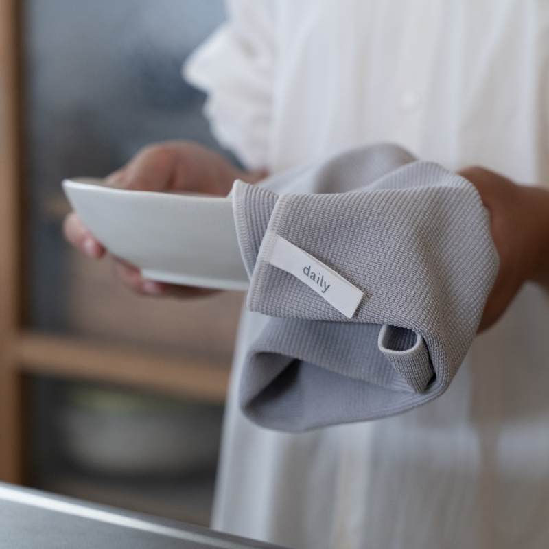 今日使った食器はこれ一枚でピカピカに 水滴をぐんぐん吸いとり 拭きあとも残らない ちょっと大き目の Dailyオリジナル食器拭きクロスの登場です ムクリ Mukuri