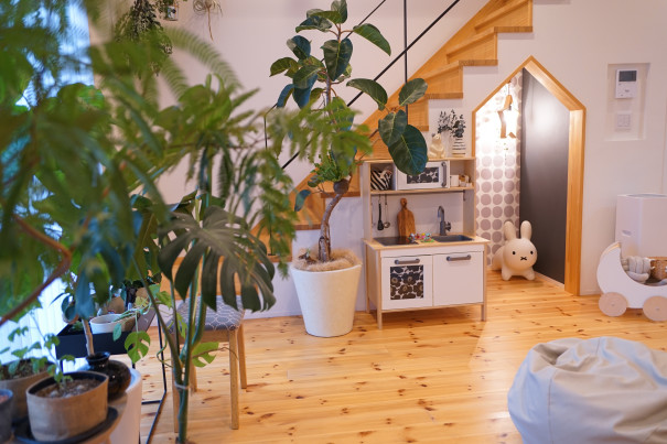 暮らしのインテリア 階段下収納をあえてオープンに 見せるスペース活用方法 居心地のいい家づくり Eringo さん ムクリ Mukuri