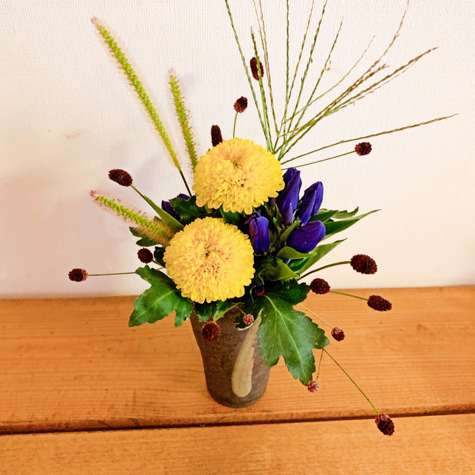 暮らしの中のお花 季節のうつろいを暮らしに 秋を愉しむお花の生け方 ピンポンギク ムクリ Mukuri 暮らしの中のお花 季節のうつろいを暮らしに 秋を愉しむお花の生け方 ピンポンギク ムクリ Mukuri