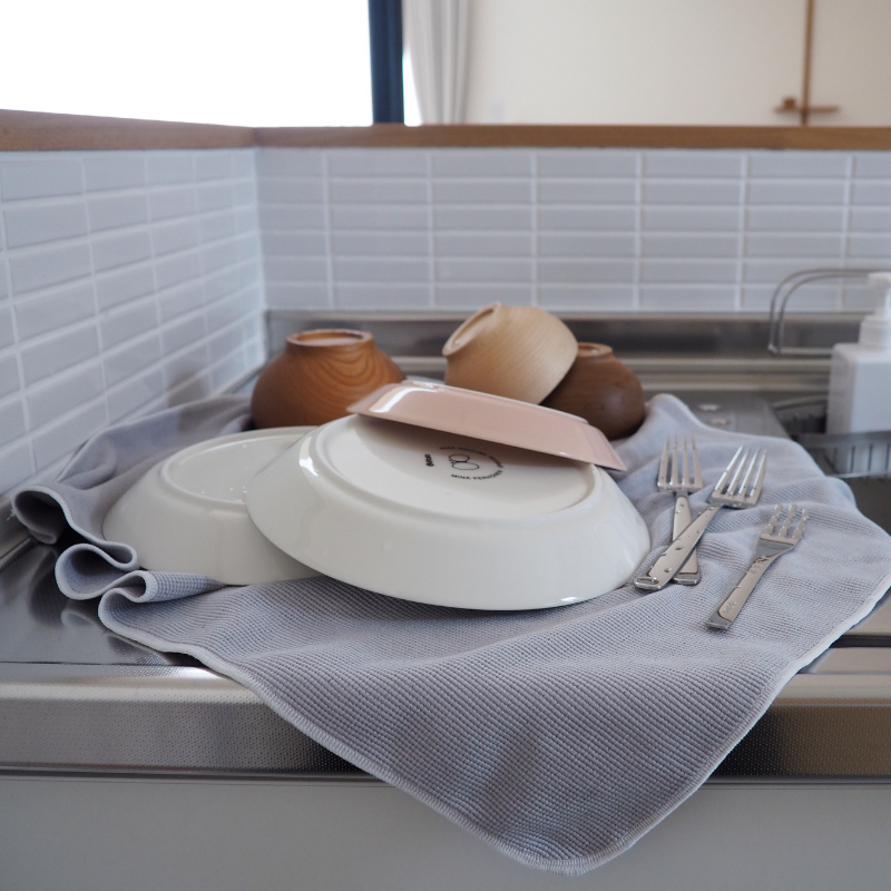 今日使った食器はこれ一枚でピカピカに 水滴をぐんぐん吸いとり 拭きあとも残らない ちょっと大き目の Dailyオリジナル食器拭きクロスの登場です ムクリ Mukuri