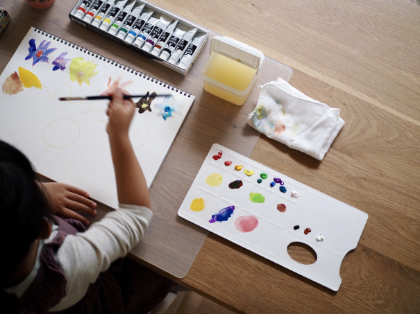 あの人の暮らしが素敵な理由 後片付けのハードルを下げて 特別な絵の具遊びを楽しむ こどもと過ごす冬のおうち時間 Ak Ie Ie さん ムクリ Mukuri あの人の暮らしが素敵な理由 後片付けのハードルを下げて 特別な絵の具遊びを楽しむ こどもと過ごす冬のおうち時間 Ak Ie Ie さん ムクリ Mukuri