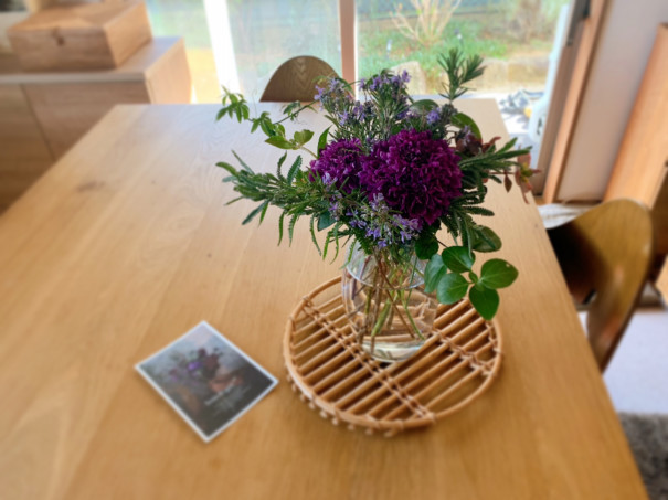 暮らしの中のお花 小さくても主役になるかわいいお花 ハーブや葉物を添えてフレッシュなブーケに スカビオサ ムクリ Mukuri