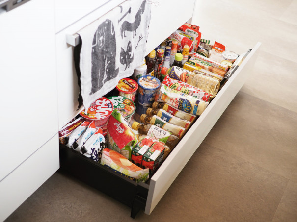 暮らしの整理 収納術 動線から考えたものの配置と キッチン収納のポイントとは シンプルシックなおうちで快適に暮らす Mnmuehueさん ムクリ Mukuri