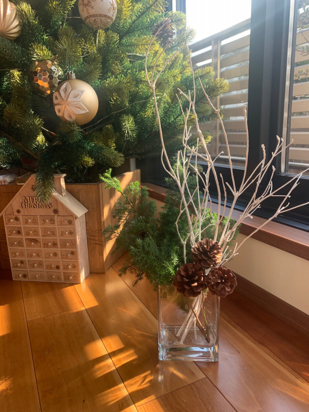 暮らしの中のお花 少し大人っぽさを演出して 枝物や実物を取り入れた落ち着いたトーンのクリスマスアレンジ ムクリ Mukuri