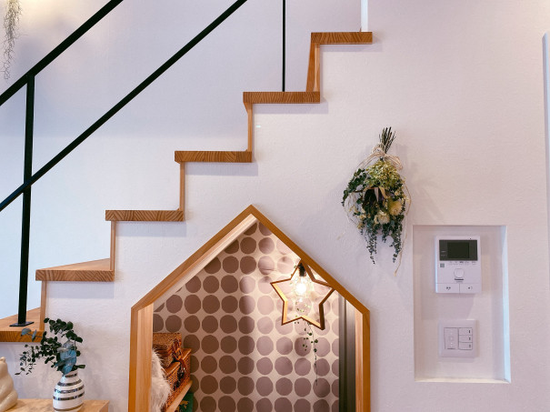 暮らしのインテリア 階段下収納をあえてオープンに 見せるスペース活用方法 居心地のいい家づくり Eringo さん ムクリ Mukuri