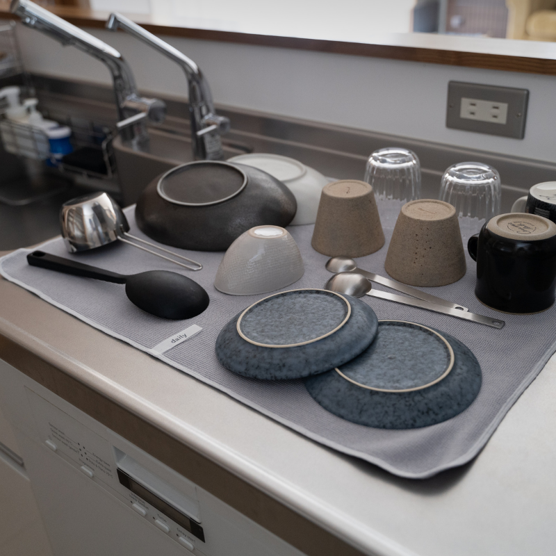 今日使った食器はこれ一枚でピカピカに 水滴をぐんぐん吸いとり 拭きあとも残らない ちょっと大き目の Dailyオリジナル食器拭きクロスの登場です ムクリ Mukuri