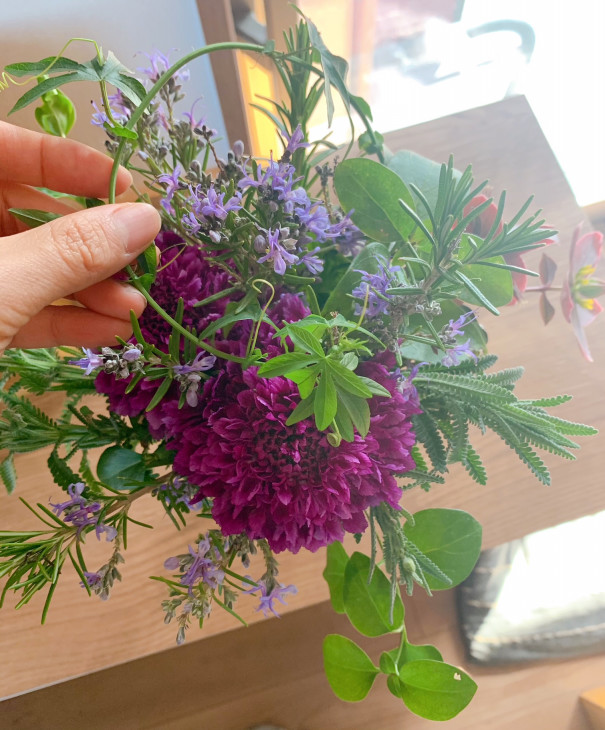 暮らしの中のお花 小さくても主役になるかわいいお花 ハーブや葉物を添えてフレッシュなブーケに スカビオサ ムクリ Mukuri