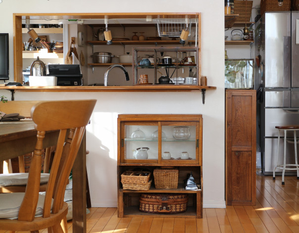 今までもこれからも ずっと大切にしたいもの 飾るものや飾り方を変えながら楽しむ 昭和の雰囲気のガラス戸棚 Chikuwa15さん ムクリ Mukuri