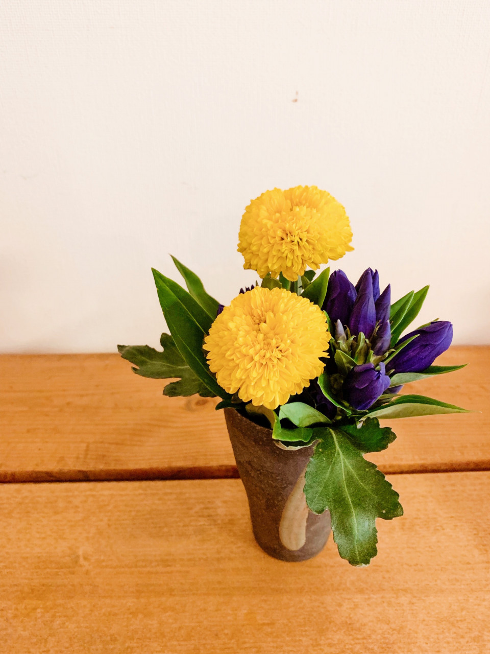暮らしの中のお花 季節のうつろいを暮らしに 秋を愉しむお花の生け方 ピンポンギク ムクリ Mukuri 暮らしの中のお花 季節のうつろいを暮らしに 秋を愉しむお花の生け方 ピンポンギク ムクリ Mukuri