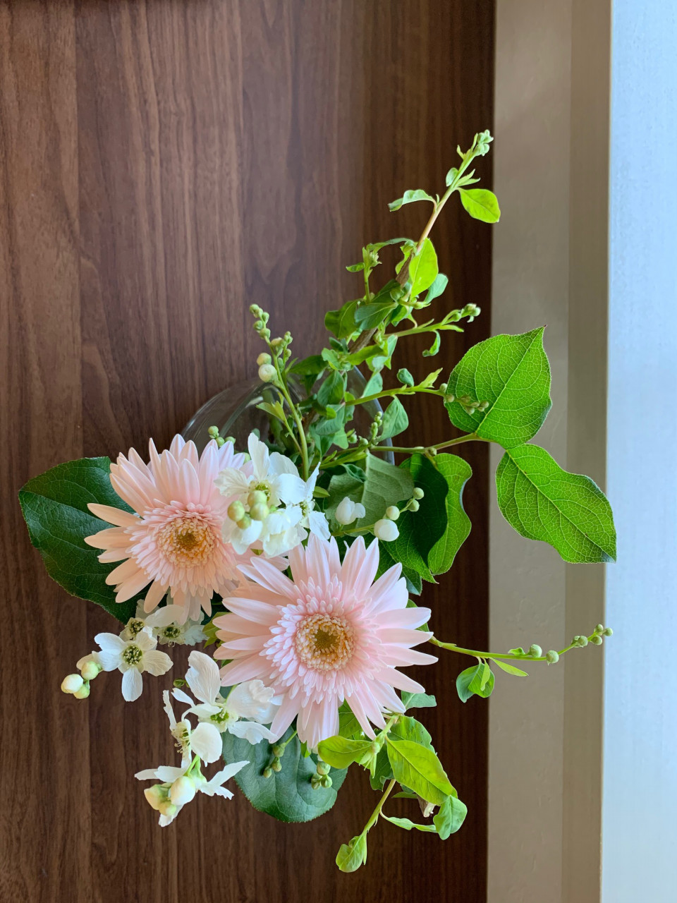 暮らしの中のお花 花言葉は 前向き 希望 淡いピンク色が活力を与える 洋花の代表的なお花 4 18はガーベラの日 ムクリ Mukuri 暮らしの中のお花 花言葉は 前向き 希望 淡いピンク色が活力を与える 洋花の代表的なお花 4 18はガーベラの日 ムクリ Mukuri