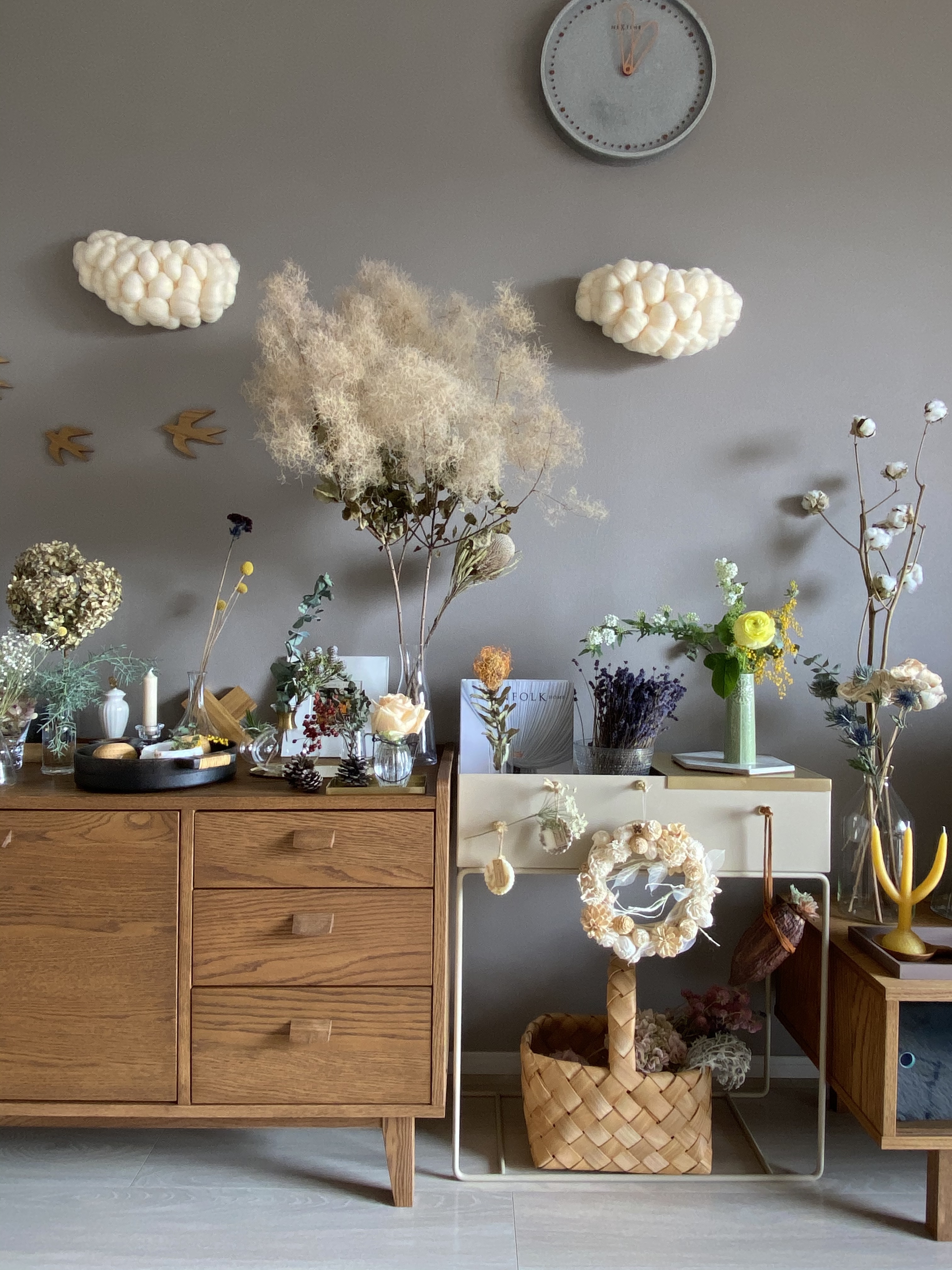 あの人の暮らしが素敵な理由 世界観が現れる森のようなリビング ドライフラワーに囲まれた暮らし Mocha Hさん ムクリ Mukuri あの人の暮らしが素敵な理由 世界観が現れる森のようなリビング ドライフラワーに囲まれた暮らし Mocha Hさん ムクリ Mukuri