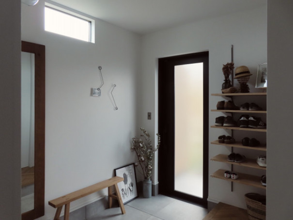 暮らしのインテリア 温かい言葉が出迎えてくれる場所 海外のような雰囲気を演出した玄関と廊下 育児と家事がしやすいこだわりの家 Ie Aoiさん ムクリ Mukuri