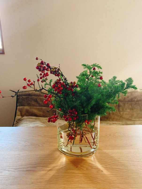 暮らしの中のお花 小さな赤い実がデコレーション この季節にぴったり 部屋を彩るお花 サンキライ ムクリ Mukuri