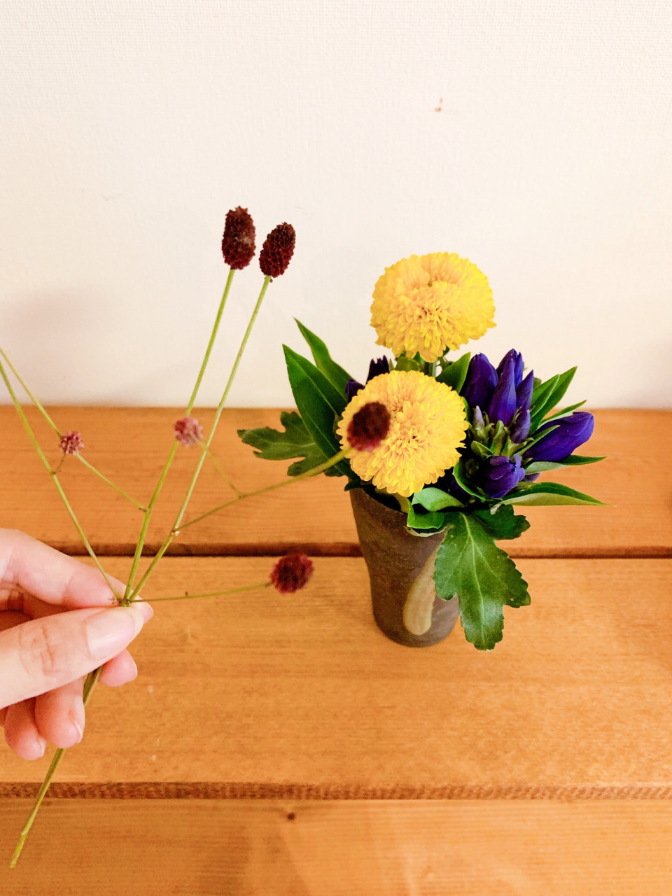 暮らしの中のお花 季節のうつろいを暮らしに 秋を愉しむお花の生け方 ピンポンギク ムクリ Mukuri