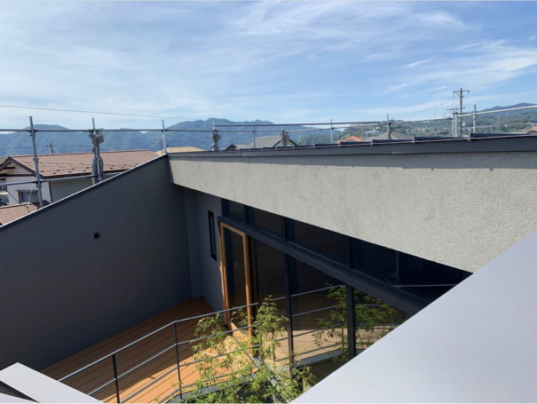 黒く囲まれたおうちに 風通しの良いピロティ と 非日常な中庭 がお出迎え 仲間とつくった家づくり Nakaken 0210さんのおうちを探索 前編 ムクリ Mukuri