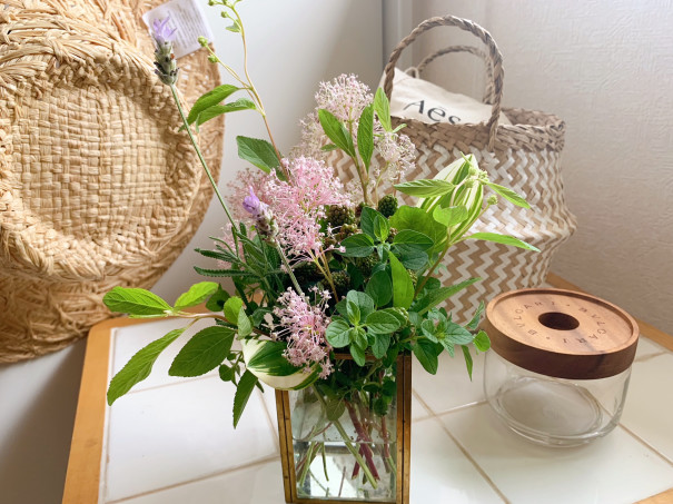 暮らしの中のお花 花言葉は 初恋の思い出 初夏に咲く 淡いピンク色のフワフワした花木 セアノサス マリーサイモン ムクリ Mukuri 暮らしの中のお花 花言葉は 初恋の思い出 初夏に咲く 淡いピンク色のフワフワした花木 セアノサス マリーサイモン ムクリ Mukuri