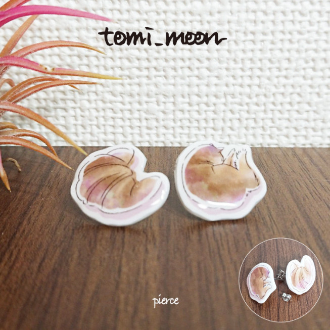 Tomi Moon 柴犬クロワッサンピアス 犬 パン アクセサリー イラスト ポップ かわいい Tomi Moon 冨月