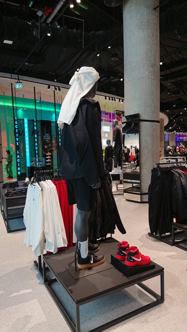 ヒップでゴージャスなnikeがドバイモールにオープン Vogue Blog