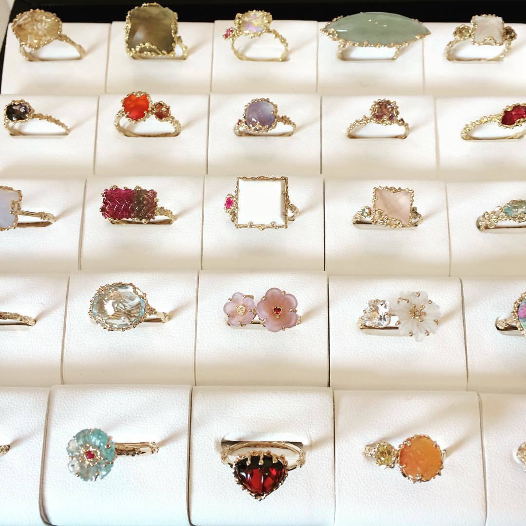 CLASは、デザイナーHiroko Iizukaさんがデザイン、石のセレクト、制作までひとりで手掛けるジュエリーブランド。繊細なディティールはWAX造形によって生み出され、その