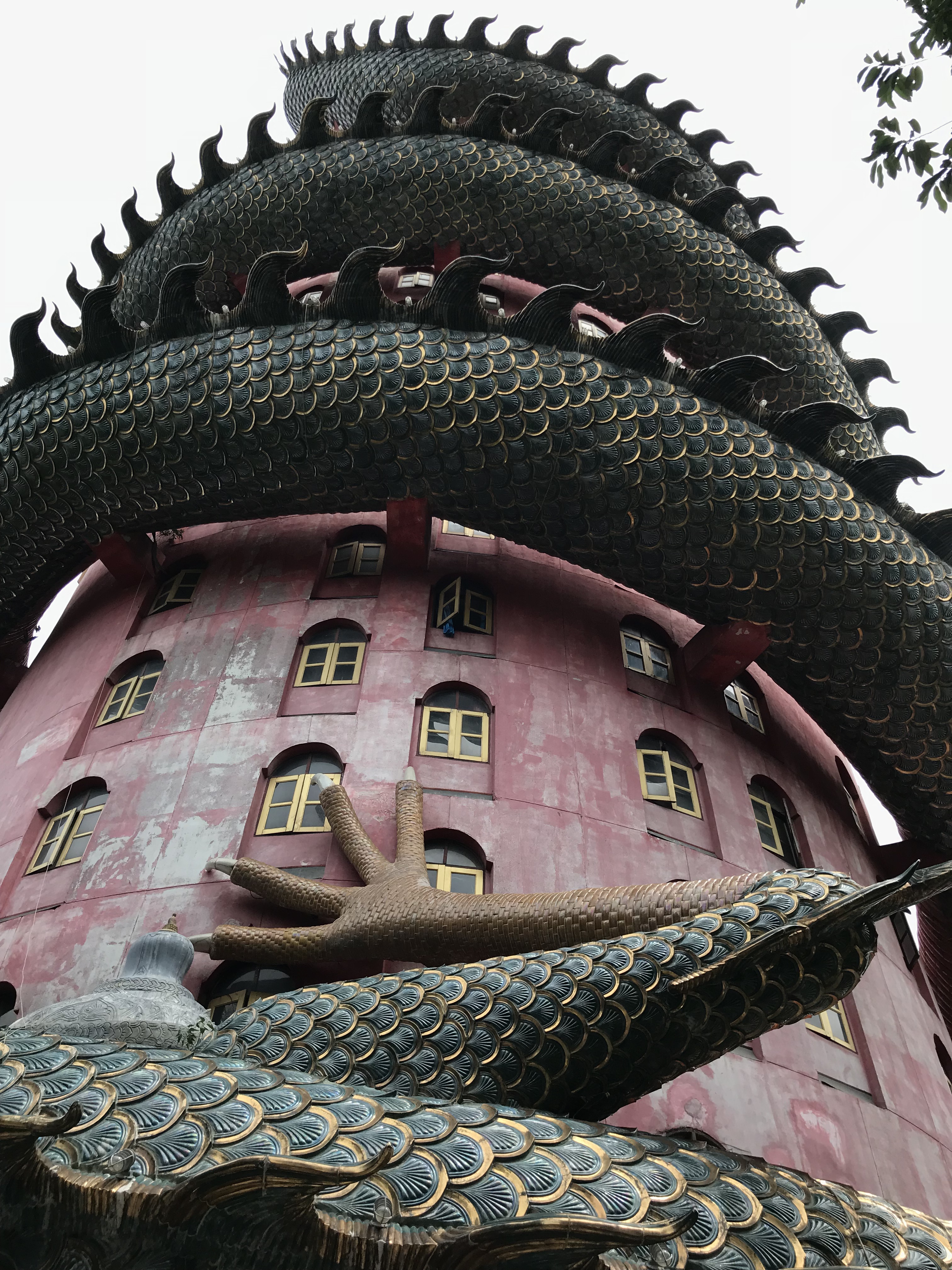 龍が巻きつく寺院 ワット・サームプラーン（Wat Samphran