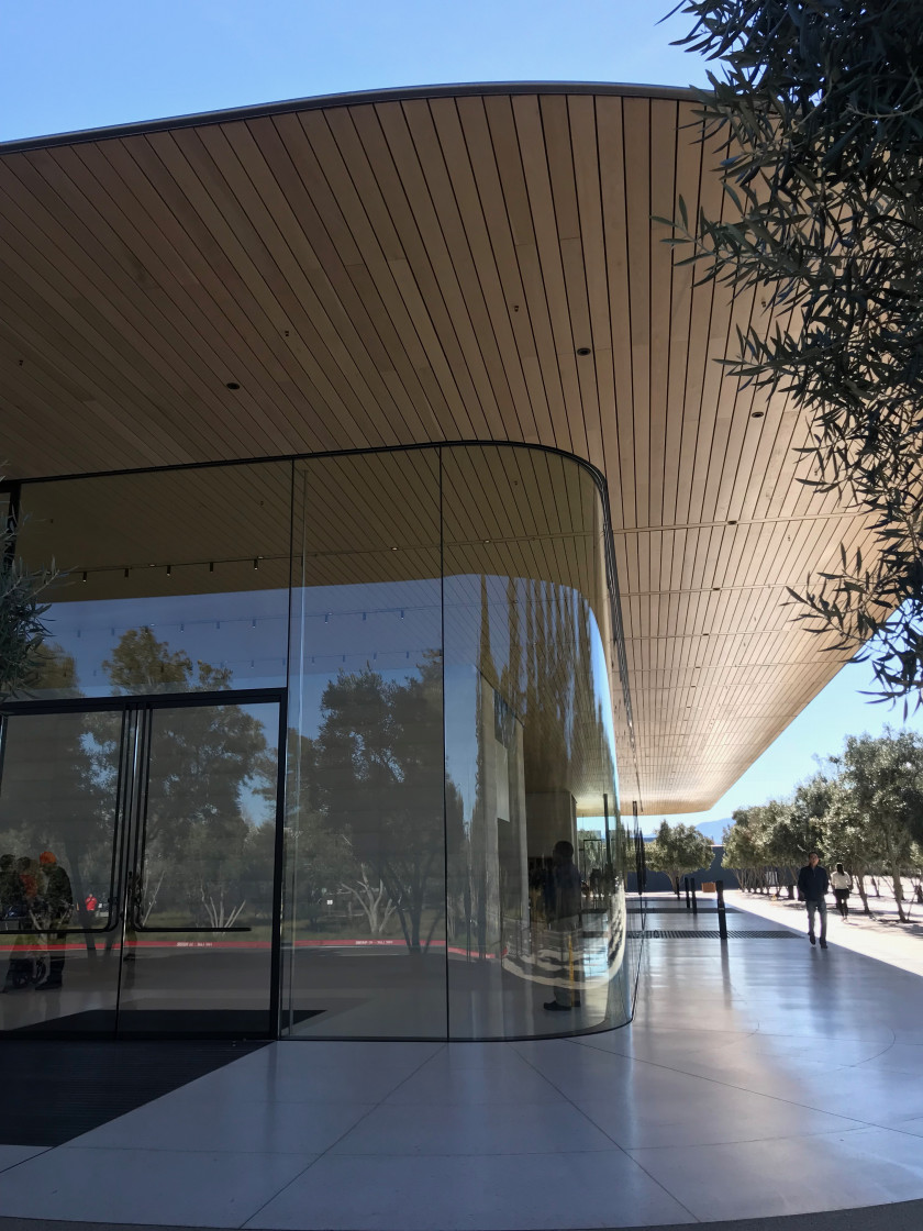 アップル新本社「アップルパーク」ビジターセンター / カリフォルニア 
