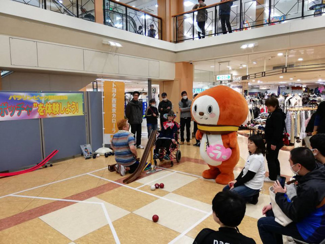 永山のグリナードつばさ広場でボッチャの体験会 多摩市議会議員 山崎ゆうじ 永山のグリナードつばさ広場でボッチャの体験会 多摩市議会議員 山崎ゆうじ