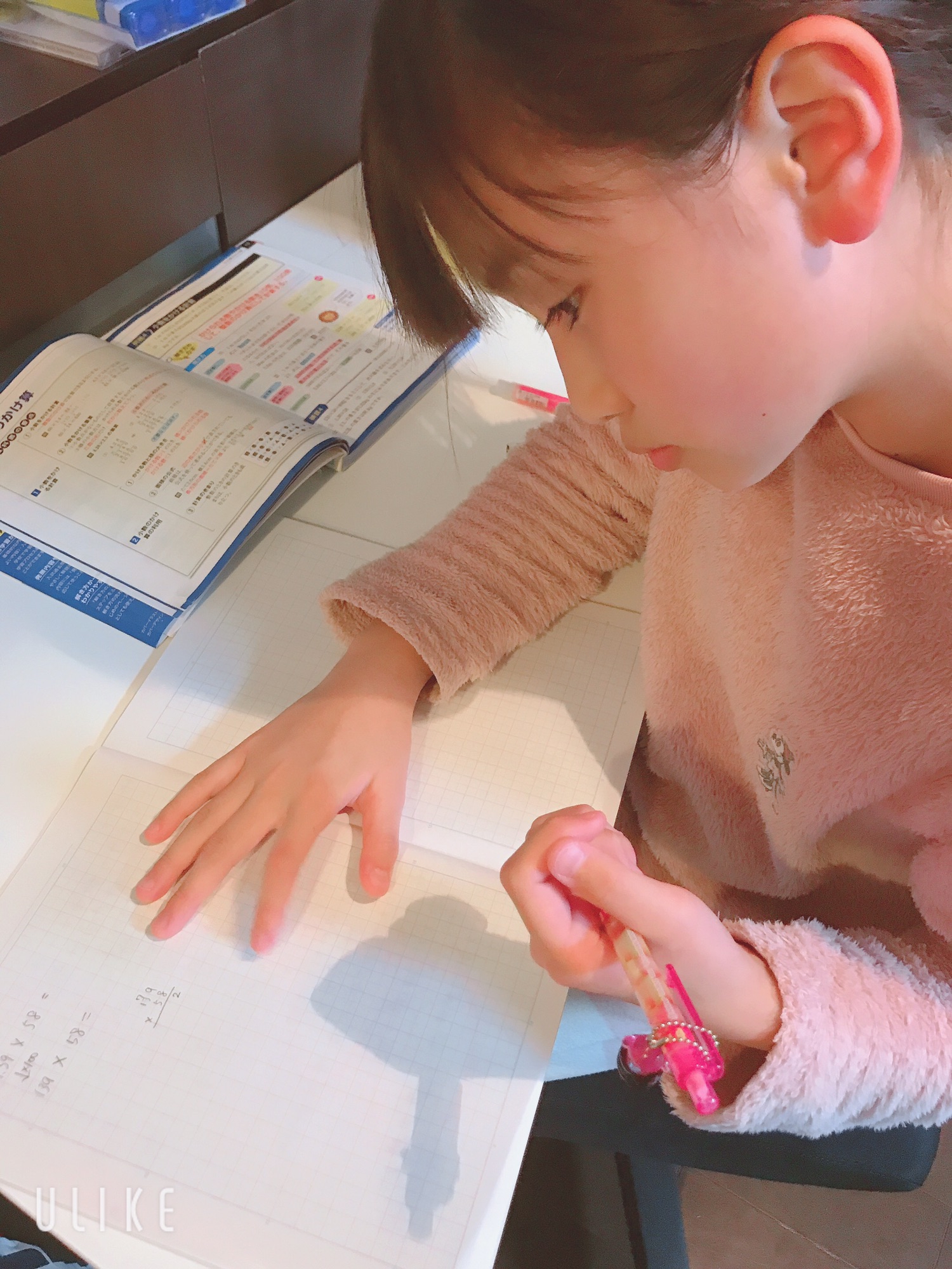 宿題をしてる女子小学生が可愛い ->画像>24枚