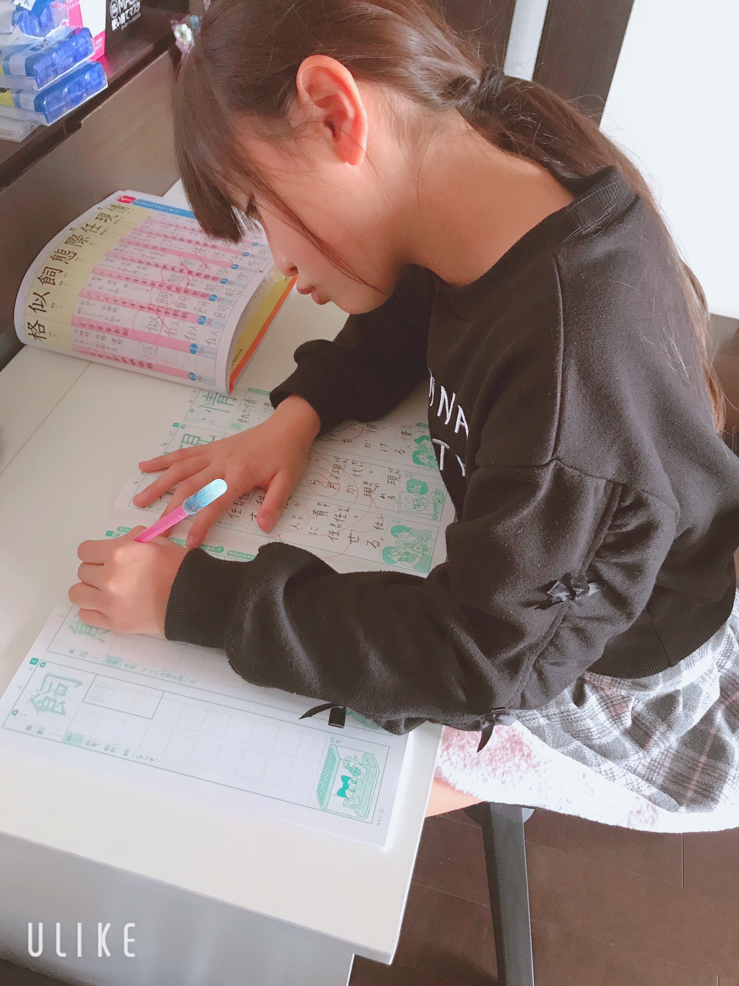 宿題をしてる女子小学生が可愛い ->画像>24枚